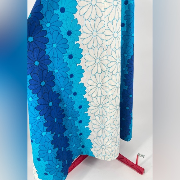 Stunning 1960s Blue & White Hawaiian Floral Flared Sleeve Maxi Sundress - Picture 6 of 16